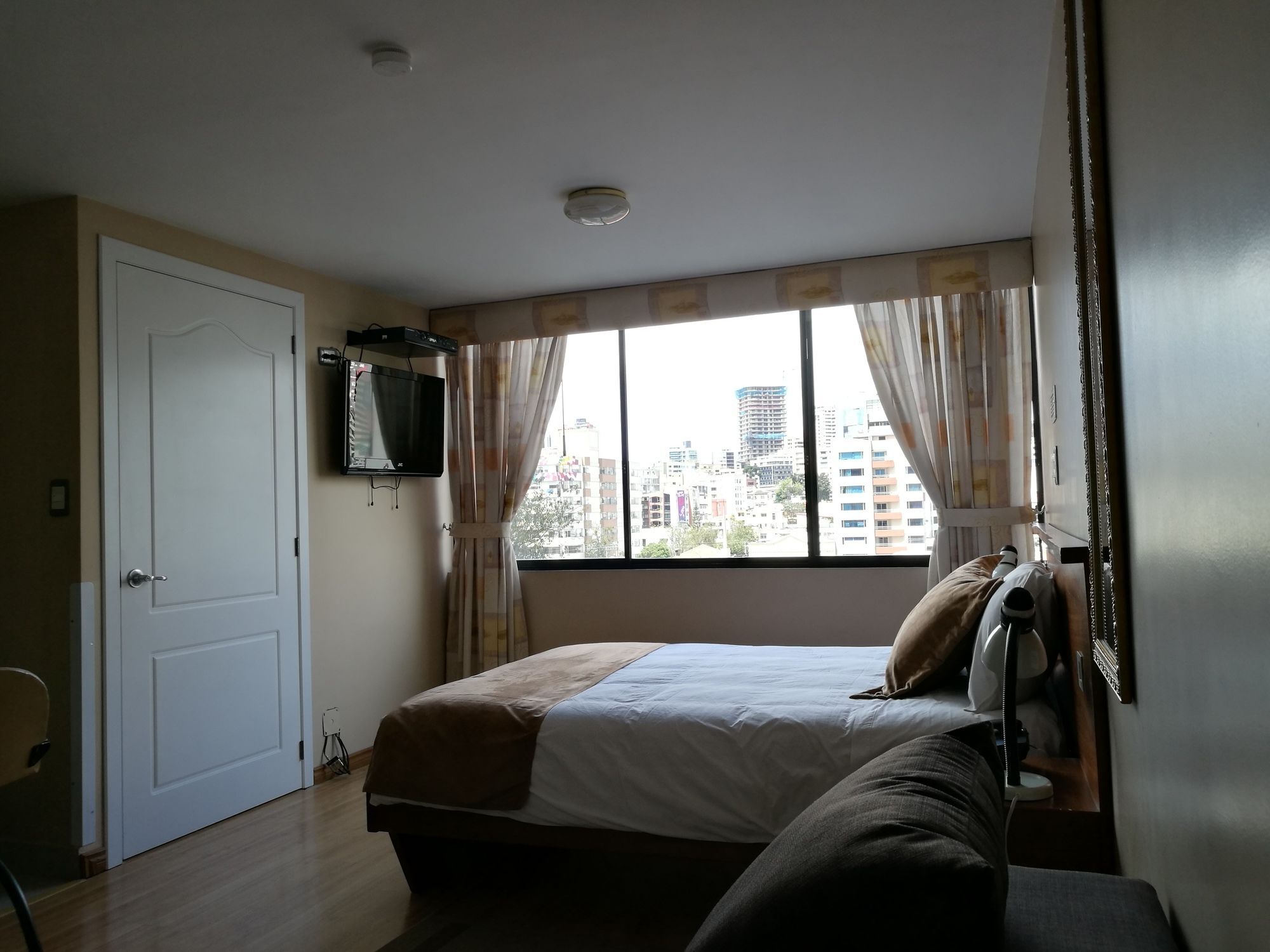 Hotel Carolina Montecarlo キト エクステリア 写真